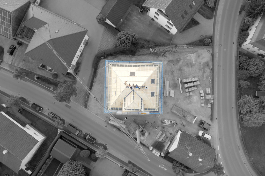 Drohnenbild einer Baustelle beim aufrichten eines Dachstuhles