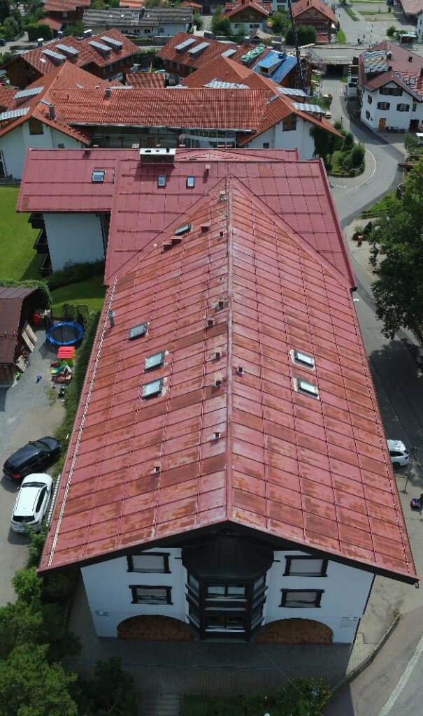 Blechdach von einem Hotel aus der Drohnenperspektive